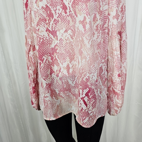 Cabi Bethany Pink White Snake Print Balloon Sleeve Blouse V-Neck Size Medium - Picture 4 of 10